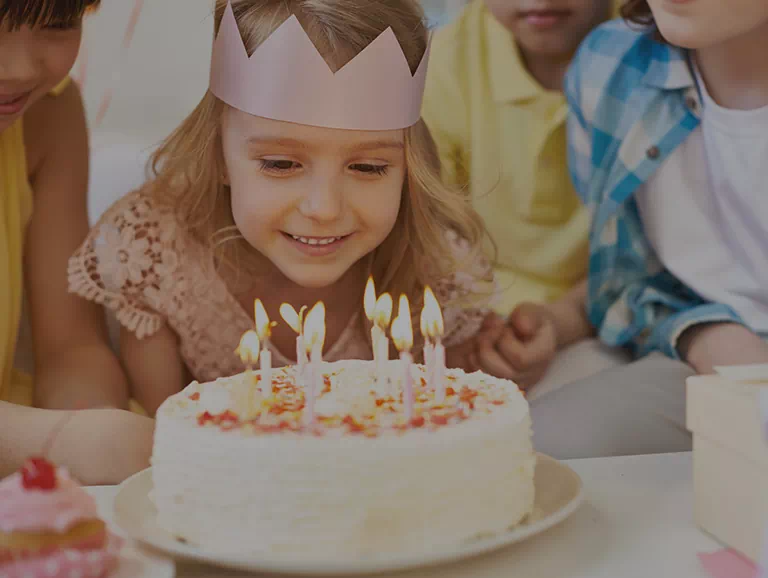 tort urodzinowy i dziecko